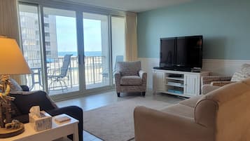 Een smart-tv, een dvd-speler en een tafeltennistafel