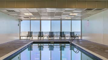 Een binnenzwembad, een buitenzwembad