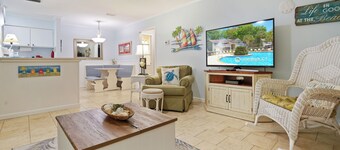 Condo au rez-de-chaussée 1BR avec véranda grillagée! À quelques pas de la piscine!