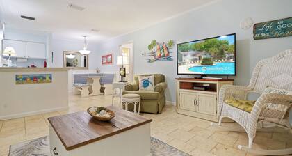 1BR Ground Floor Condo with Screened-in Porch! Steps away from Pool!