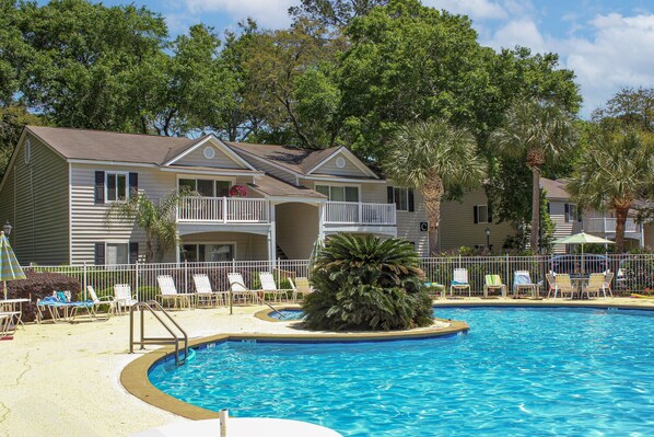 Alberca al aire libre y alberca climatizada