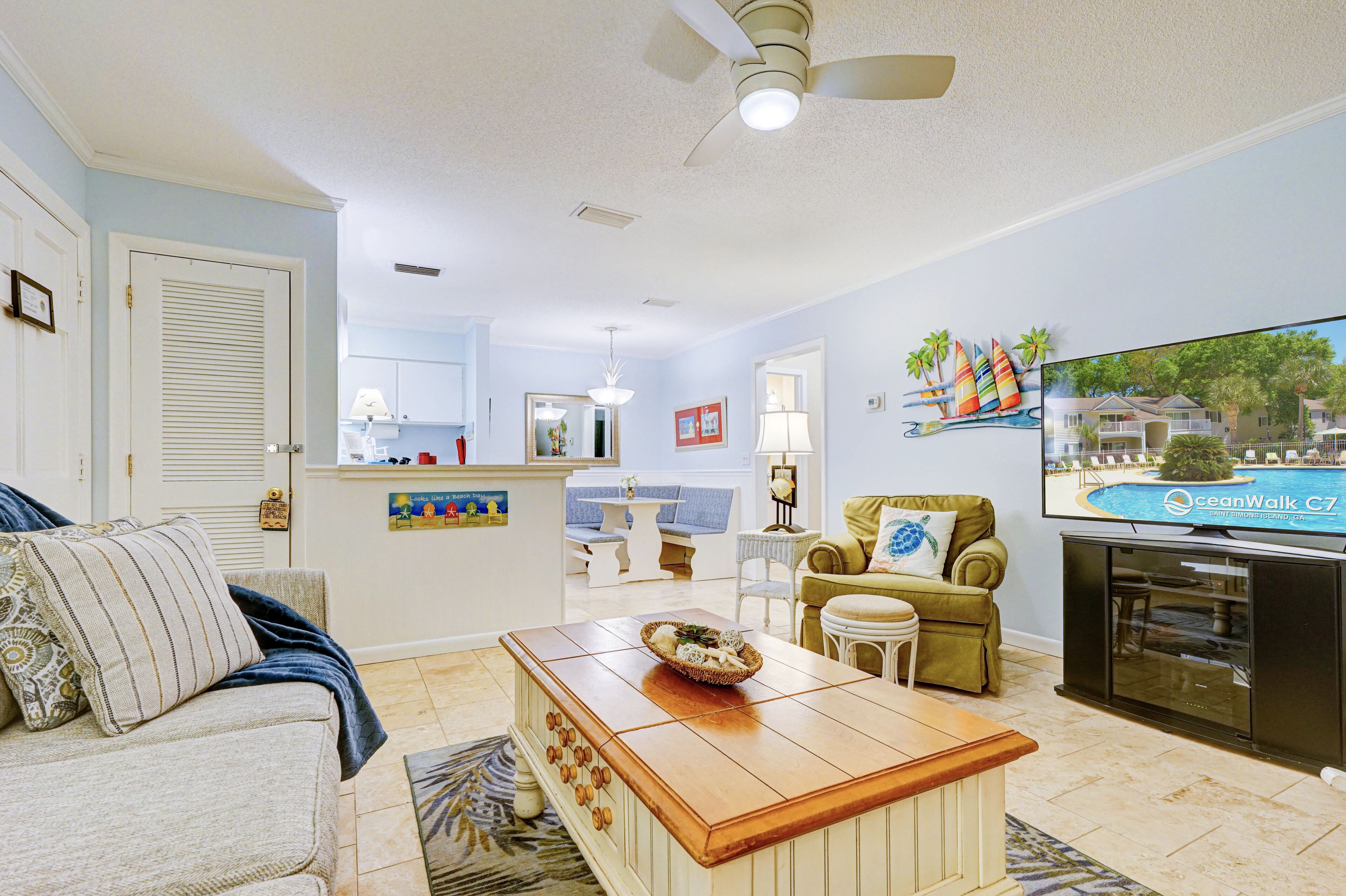 1BR Ground Floor Condo with Screened-in Porch! Steps away from Pool!