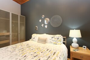1 habitación y tabla de planchar con plancha 