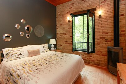 Roma Suite: This contemporary room in the center of town features a king size