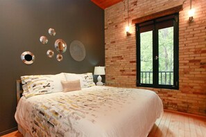 1 habitación y tabla de planchar con plancha 