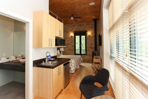 1 habitación y tabla de planchar con plancha 