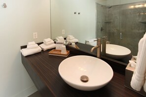 Badewanne, Haartrockner, Handtücher