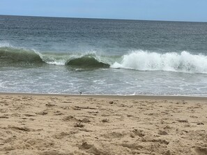 Sulla spiaggia, lettini da mare