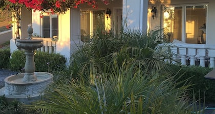 Million Dollard View Private 2 Bedroom Garden Suite