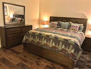 3 bedrooms, iron/ironing board, free WiFi, bed sheets - 3BR, HOT TUB, Walk to Beaches, Summer Pool, Near Palisades & Northstar Villages (Tahoe City)