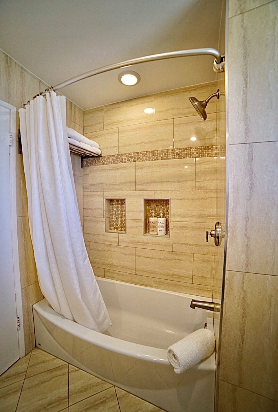 Shower/Tub combo in the main bathroom.