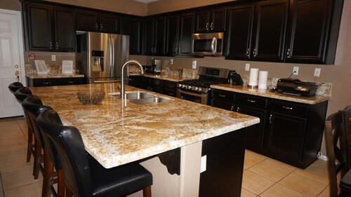 5 makuuhuonetta, biljardipöytä, allas / kylpylä, 8,2 kilometriä Las Vegas Strip & 13. 2 lentokentälle