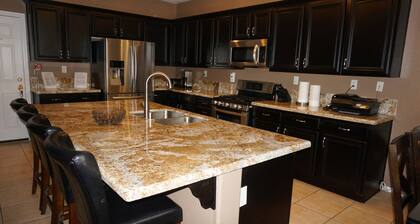 5 makuuhuonetta, biljardipöytä, allas / kylpylä, 8,2 kilometriä Las Vegas Strip & 13. 2 lentokentälle