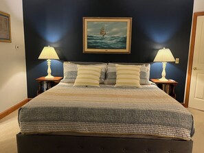 2 habitaciones, escritorio y tabla de planchar con plancha