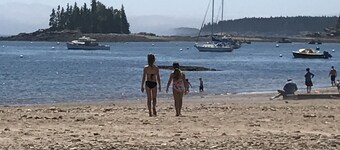 Hermosa cabaña privada y jardines con agua y vistas a la montaña