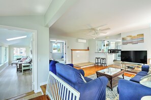 Smart TV, books - Spacious home in the pier ,walk to Narr beach, nice yard for relaxing. (Narragansett)