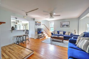 Smart TV, books - Spacious home in the pier ,walk to Narr beach, nice yard for relaxing. (Narragansett)