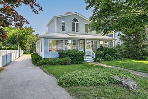 Exterior - Spacious home in the pier ,walk to Narr beach, nice yard for relaxing. (Narragansett)