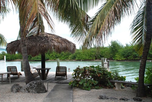 4 Bedrooms,large private pool,Great fishing!!!