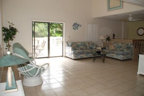 Smart-TV, DVD-spiller og stereoanlegg