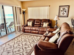 Ălytelevisio, DVD-soitin, kirjoja, stereot