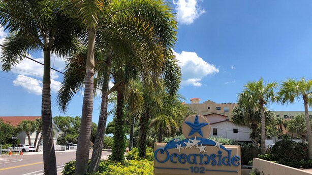 Señal para Oceanside, con una estrella y el número 102.