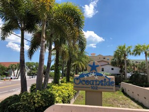 A sign for Oceanside, featuring a star and the number 102. - Beachfront Luxury Condo - Indian Rocks Beach - Gulf Sunsets - Summer Deals (Indian Rocks Beach)