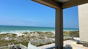 Un espacio al aire libre techado con vistas a la playa y el océano.