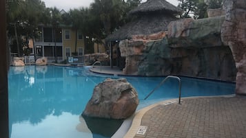 Una piscina cubierta, una piscina al aire libre