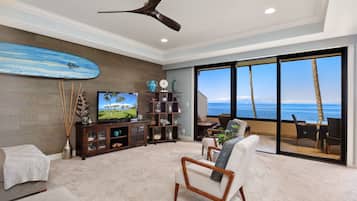 Een televisie, een dvd-speler, boeken en een filmbibliotheek