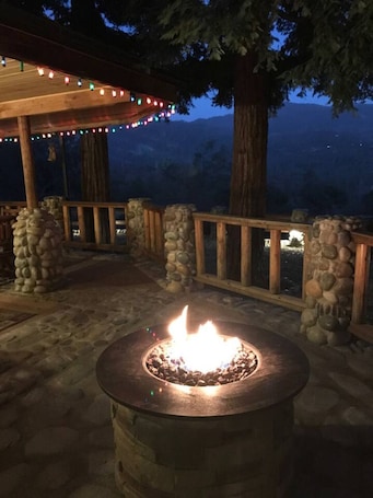 Terrace/patio. Yosemite! Dogs & family! Mountain Air, come visit and make Wonderful Memories!