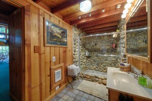 Douche, séchoir à cheveux, serviettes fournies, savon