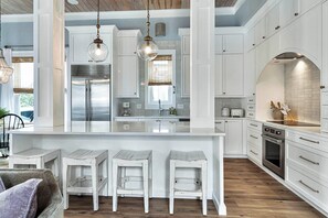 Kylskåp, mikrovågsugn, ugn och spishäll