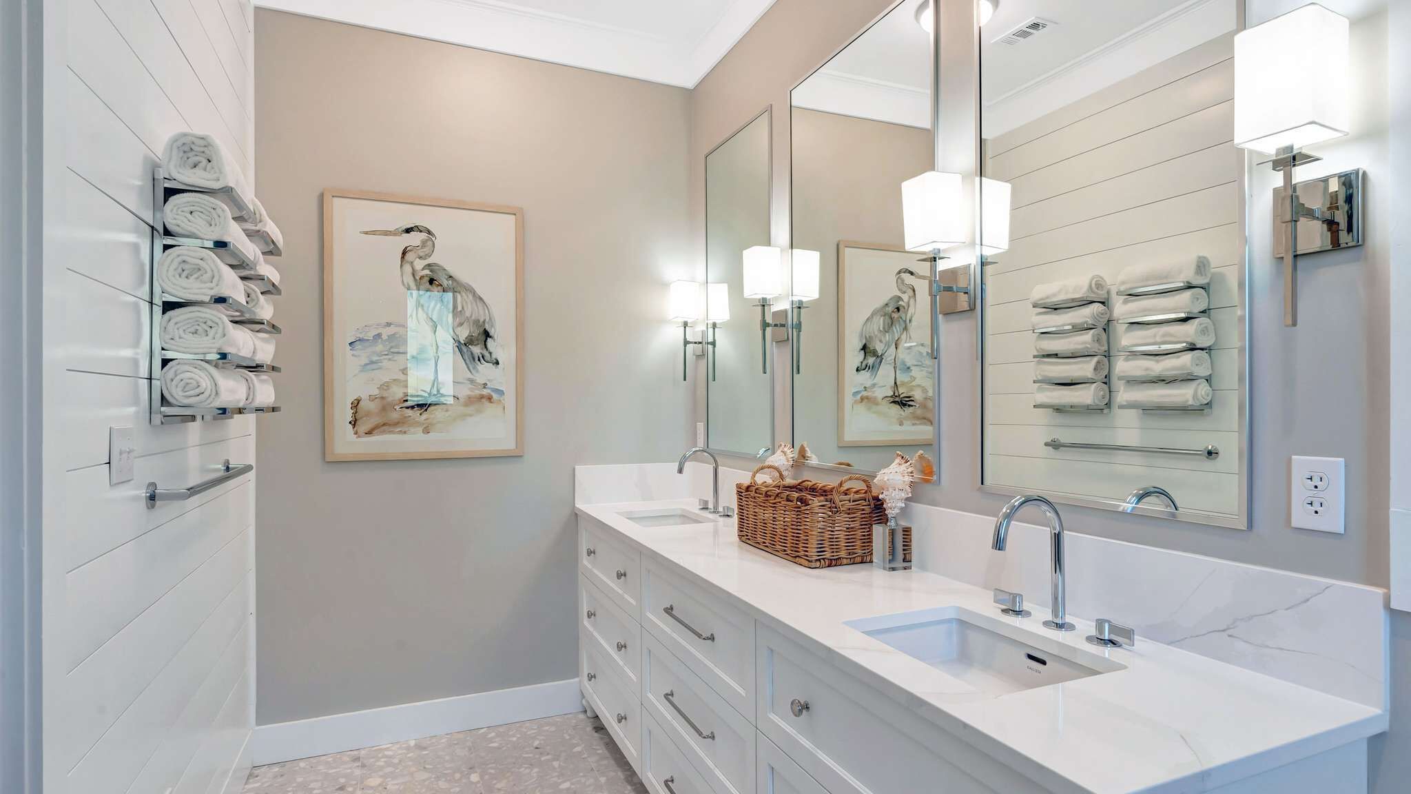 Badewanne, Haartrockner, Handtücher