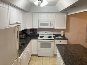 Fridge, microwave, oven, stovetop - SeaSpray Penthouse Floor, Stupendous View, Front Line Gulf (Pensacola)