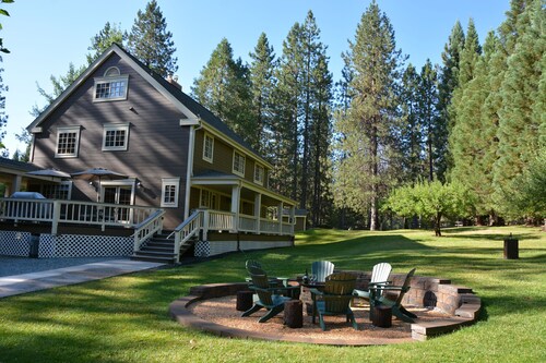 Large House with ADD ON Cottage = 4 KING BEDS - UPSCALE 3 Acre EXECUTIVE RETREAT