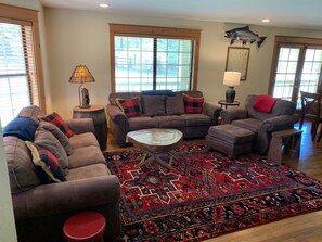 TV connectée, cheminée, lecteur de DVD, table de tennis de table