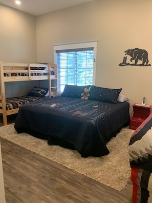 5 bedrooms, desk, free WiFi, bed sheets