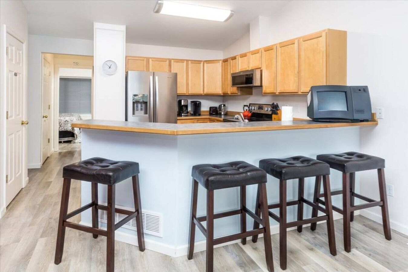 Een koelkast, een magnetron, een oven, een kookplaat