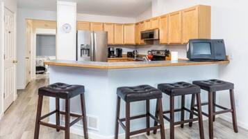 Een koelkast, een magnetron, een oven, een kookplaat