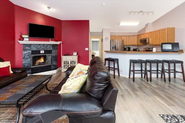 Smart TV - Oceanview Townhouse, Spacious Three Bedroom, Sleeps 8 (Seward)