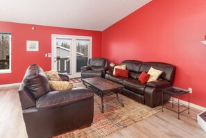 Smart TV - Oceanview Townhouse, Spacious Three Bedroom, Sleeps 8 (Seward)