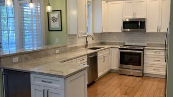 Køleskab, mikrobølgeovn, ovn, kogeplade