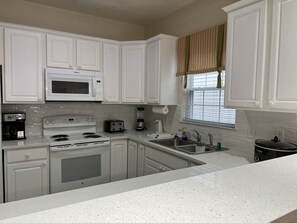 冰箱、微波炉、烤箱、炉灶