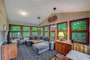 Smart TV, caminetto, lettore DVD, tavolo da ping pong