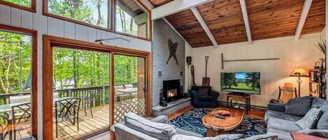 TV connectée, cheminée, lecteur de DVD, table de tennis de table