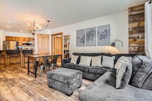 Smart TV, fireplace, table football - Newly Remodeled Premium 2BR/2BA Quiet Corner Unit-Steps from Gondola & River Run (Keystone)