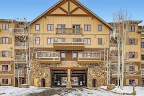 Exterior - Newly Remodeled Premium 2BR/2BA Quiet Corner Unit-Steps from Gondola & River Run (Keystone)