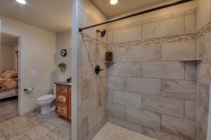 Combined shower/bathtub, hair dryer, towels - DW7 Spacious Cowboy-Themed Condo near Arches National Park With Hot Tub! (Moab)