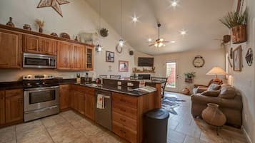 Frigorífico, microondas, horno y placa de cocina